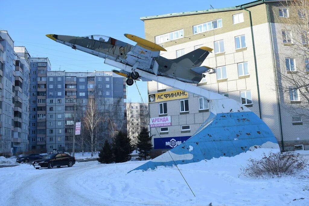 Самолеты в барнауле купить. Самолет-памятник l-39 Albatros. Самолет Новосиликатный Барнаул. Памятник самолету л 39 Барнаула. Взлётная Барнаул памятник.