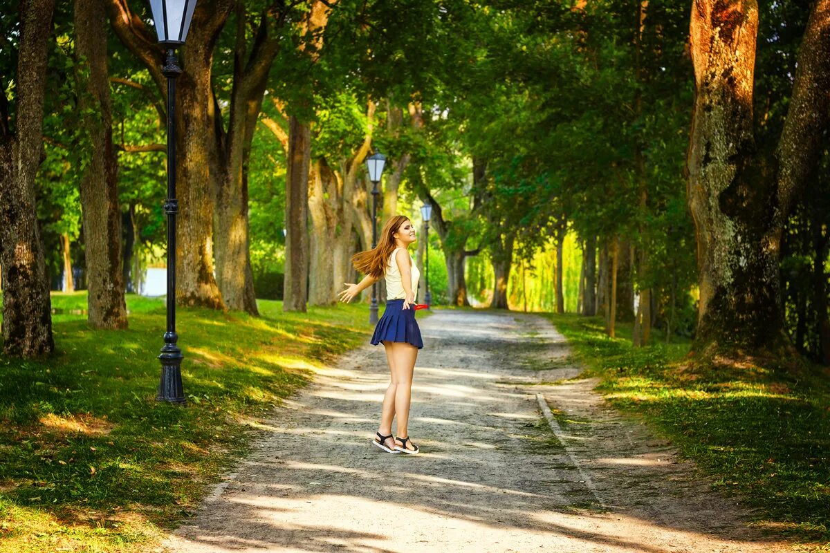 молодая девушка в парке. девушка на парте. красивая девушка на корточках. красивые девушки в парках. юная девушка в парке.