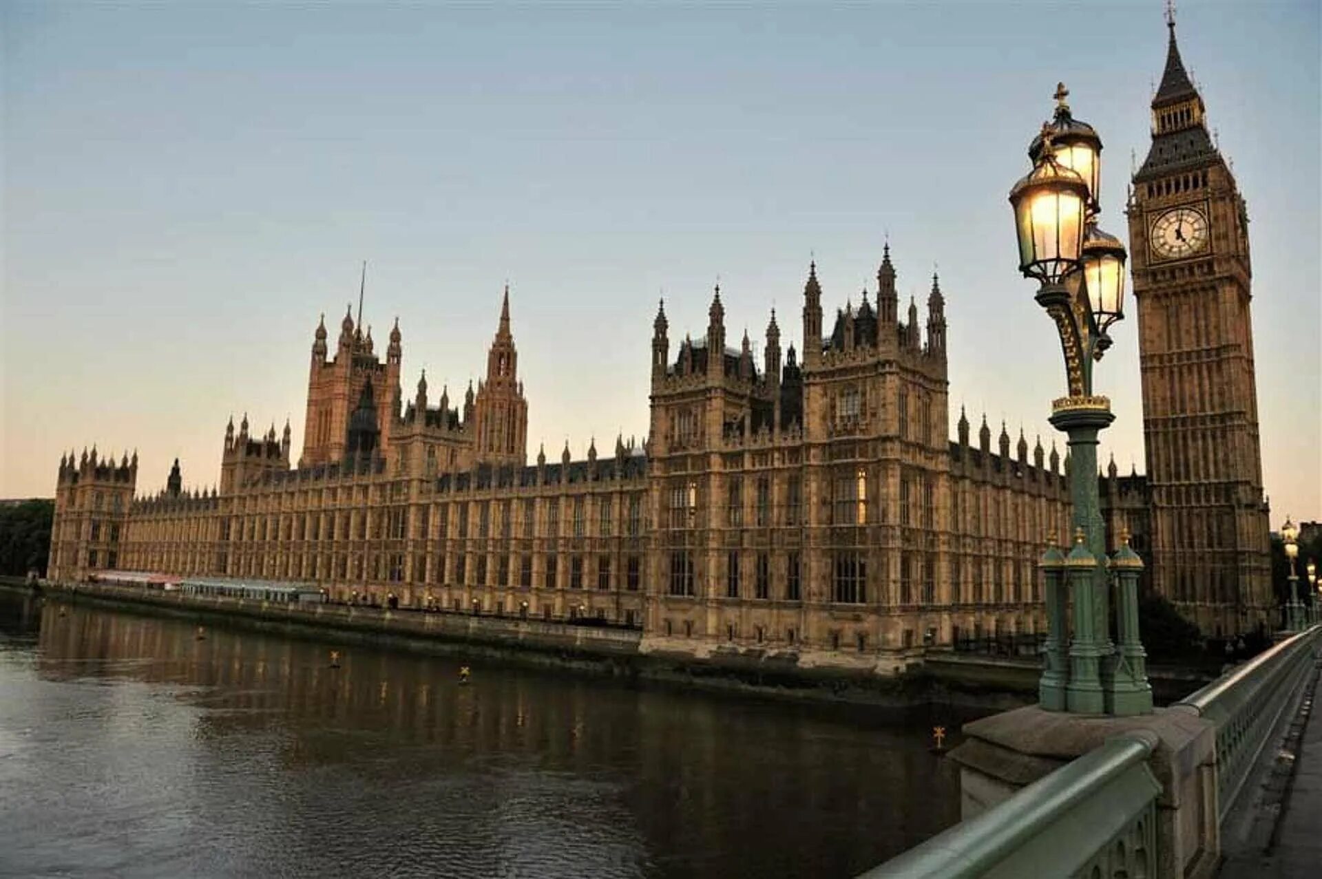 Вестминстер лондон. Биг бен и вестминстерский дворец. Houses of parliament в лондоне. Вестминстерский дворец лондон. Здание парламента - вестминстерский дворец.