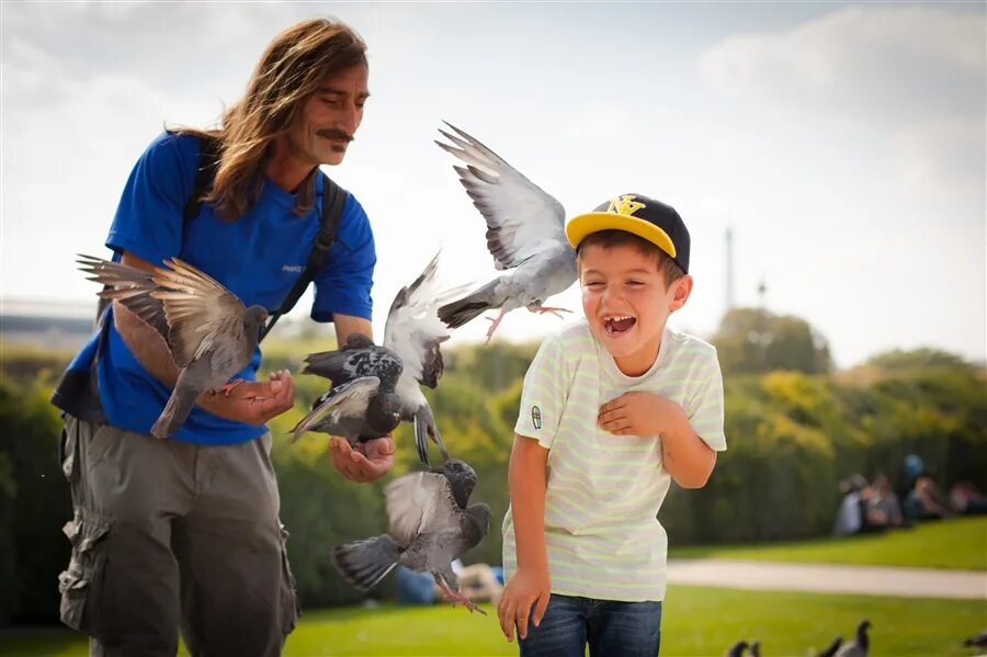 Мальчик и птица полностью. Мальчик и птица. Фотография с мальчиком и птичкой. Мальск и птица. Птицы фото для детей.
