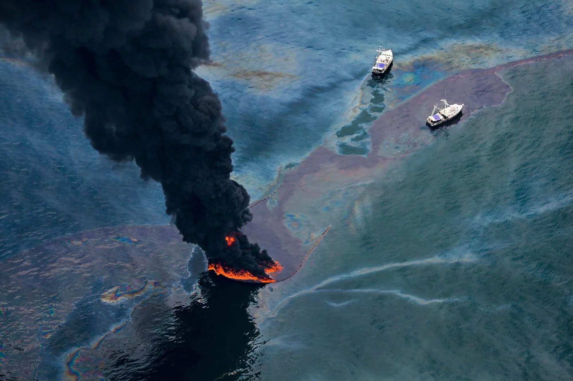 Какая самая крупная катастрофа. Разлив нефти в мексиканском заливе 2010. Deepwater Horizon разлив нефти. Взрыв нефтяной платформы Deepwater Horizon 2010. Катастрофа Deepwater Horizon в мексиканском заливе.