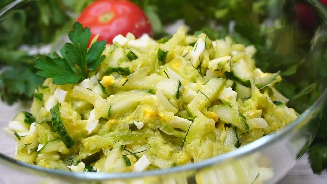 Салат картофельный с солеными огурцами. Салат картофельный с огурцами. Салат со свежим огурцом картошкой. Салат язык с огурцом. Салат с картофелем и солеными огурцами.
