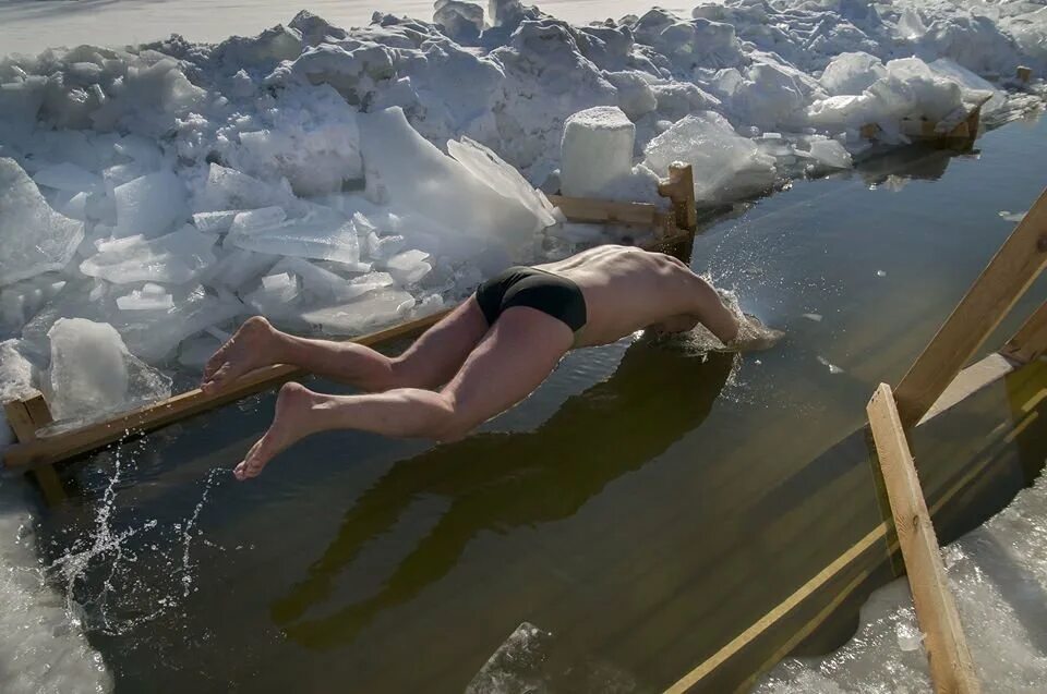 Люди купаются зимою. Прорубь (2017). Купаться зимой. Ныряние в прорубь. Зимние купания в проруби.