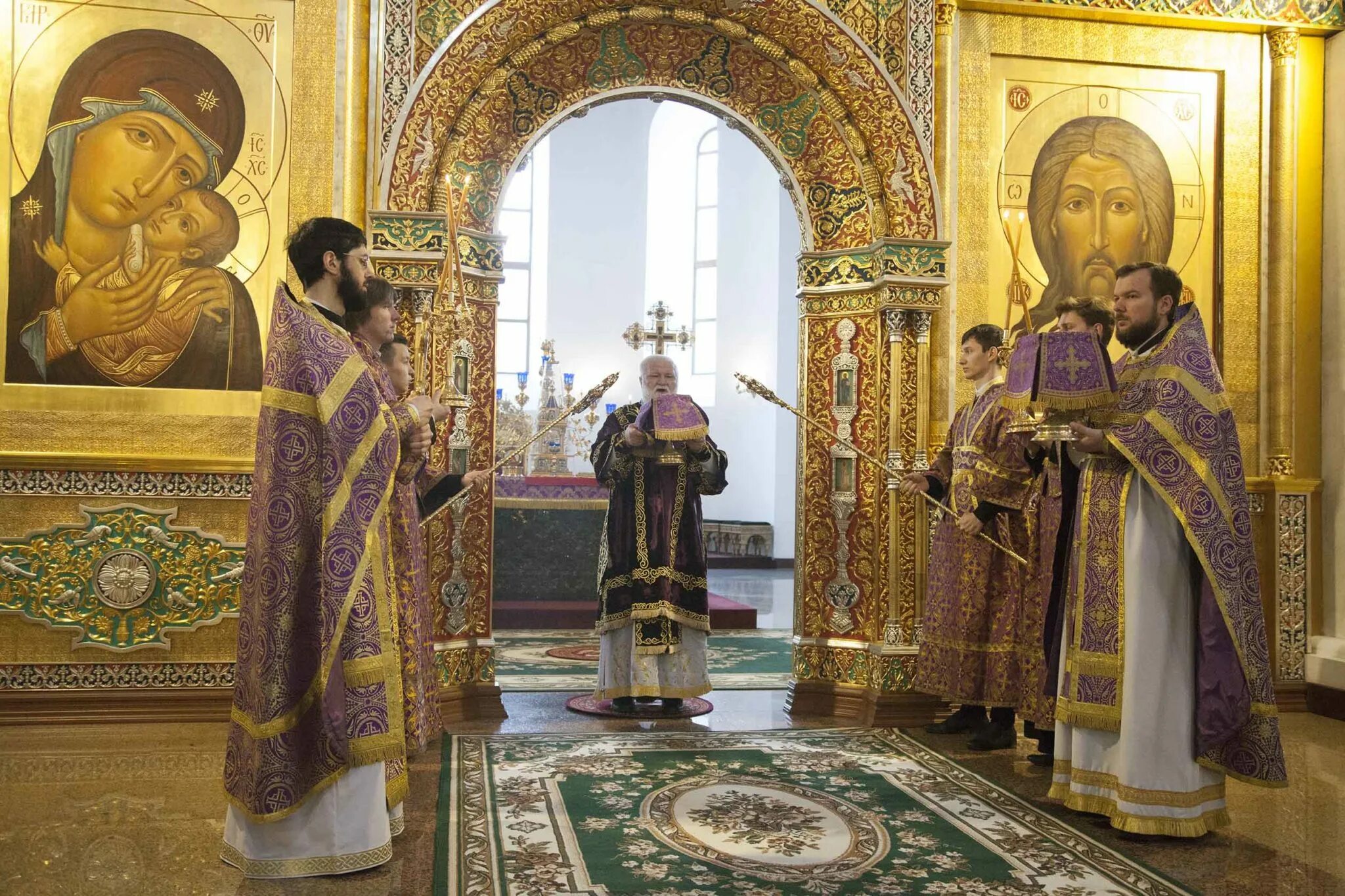 престольный праздник в храмах ярославля. казанская икона храм ярославских чудотворцев. архиерей в ярославле. работает в церкви геншин. священники яковлевской церкви ярославль.