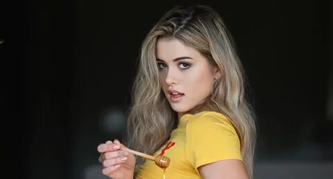 Sara Alex / Model.