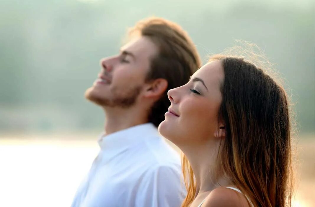 Дыхание. Песня мальчик красавчик елка. Лицо мальчика демотиватор. Девушка вдыхает воздух. Дышать цветочком.