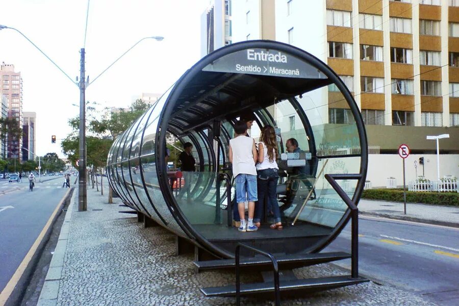 Остановка общественного транспорта в городе. Куритиба Бразилия остановки. Современные остановки общественного транспорта. Креативные автобусные остановки. Необычные автобусные остановки.