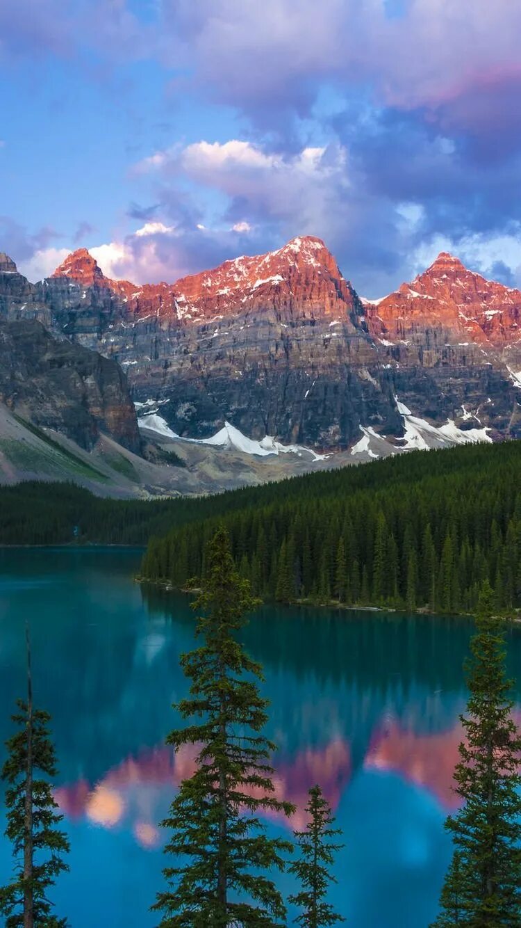 озеро луиз национальный парк банф. горы канады. канадский телефон. телефонный канады. озеро морейн канада закат.