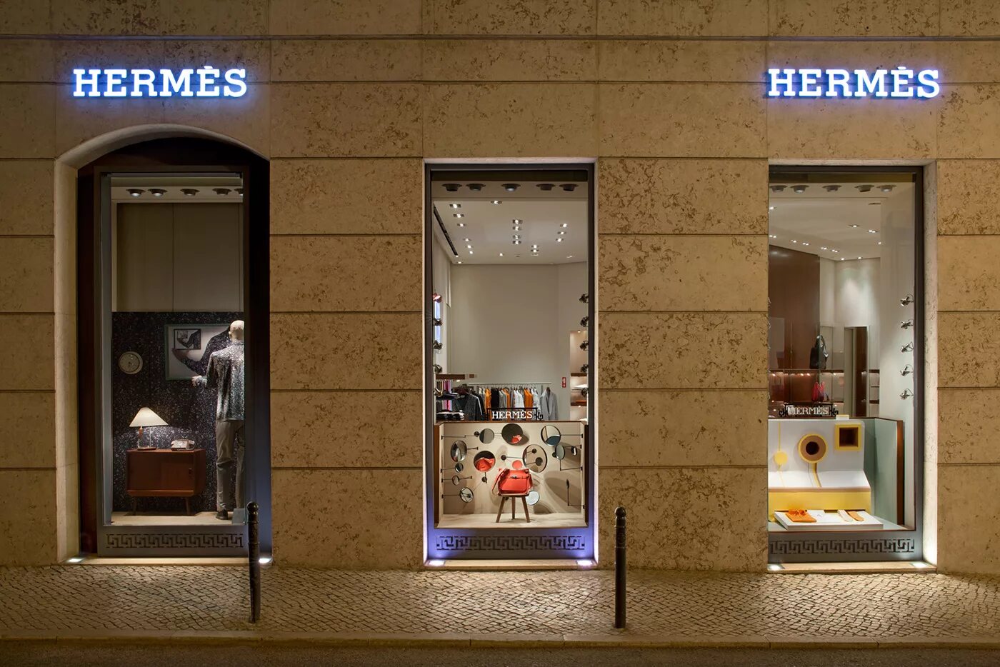 Гермес товар. Бутик Hermes. Магазин Hermes в Москве. Эрмес магазин. Витрина дверей с подсветкой.