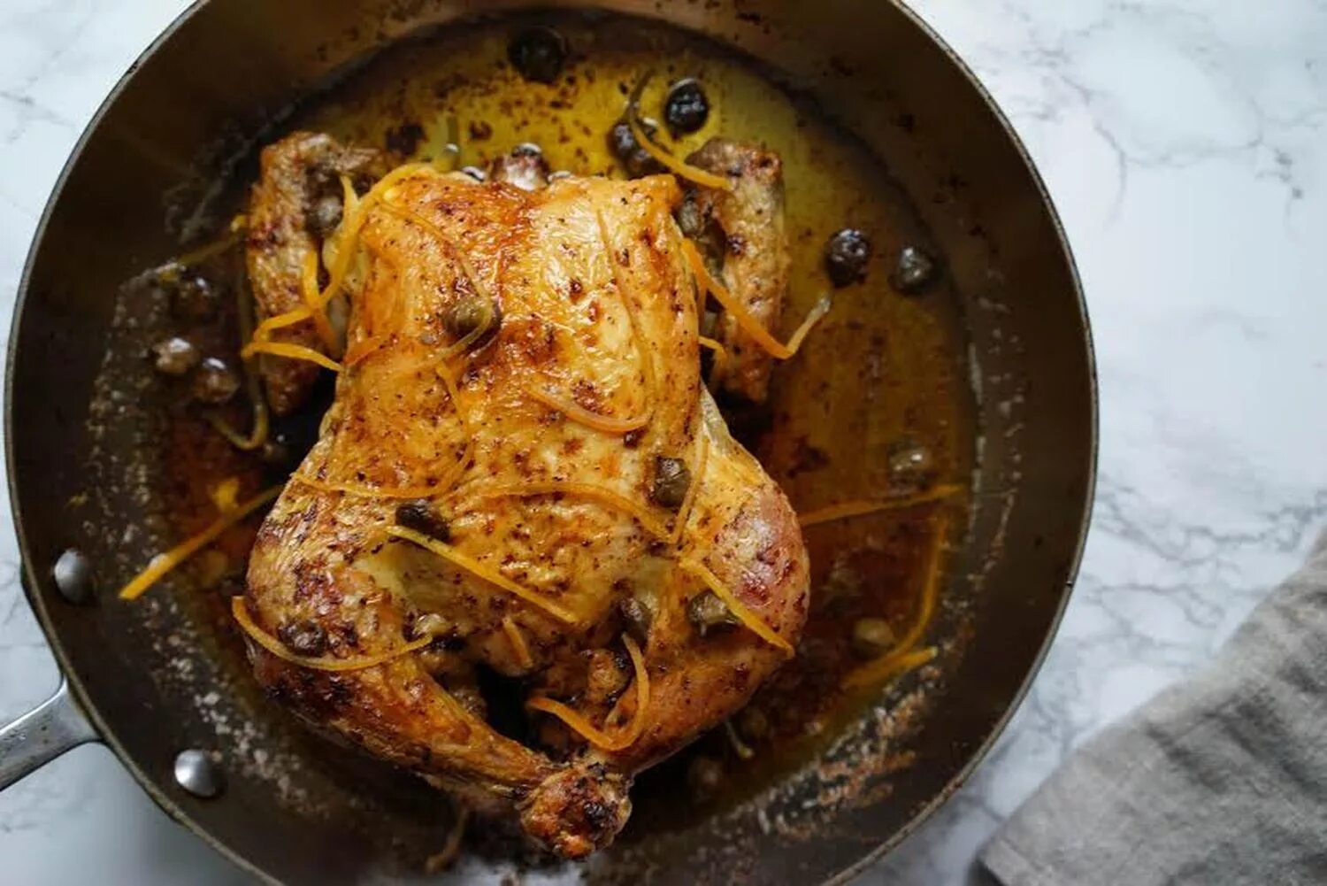 Жареная курица с чесноком на сковороде. Курица на сковороде. Сковородка с курицей. Курица жарится на сковородке. Жареная курица на сковороде.