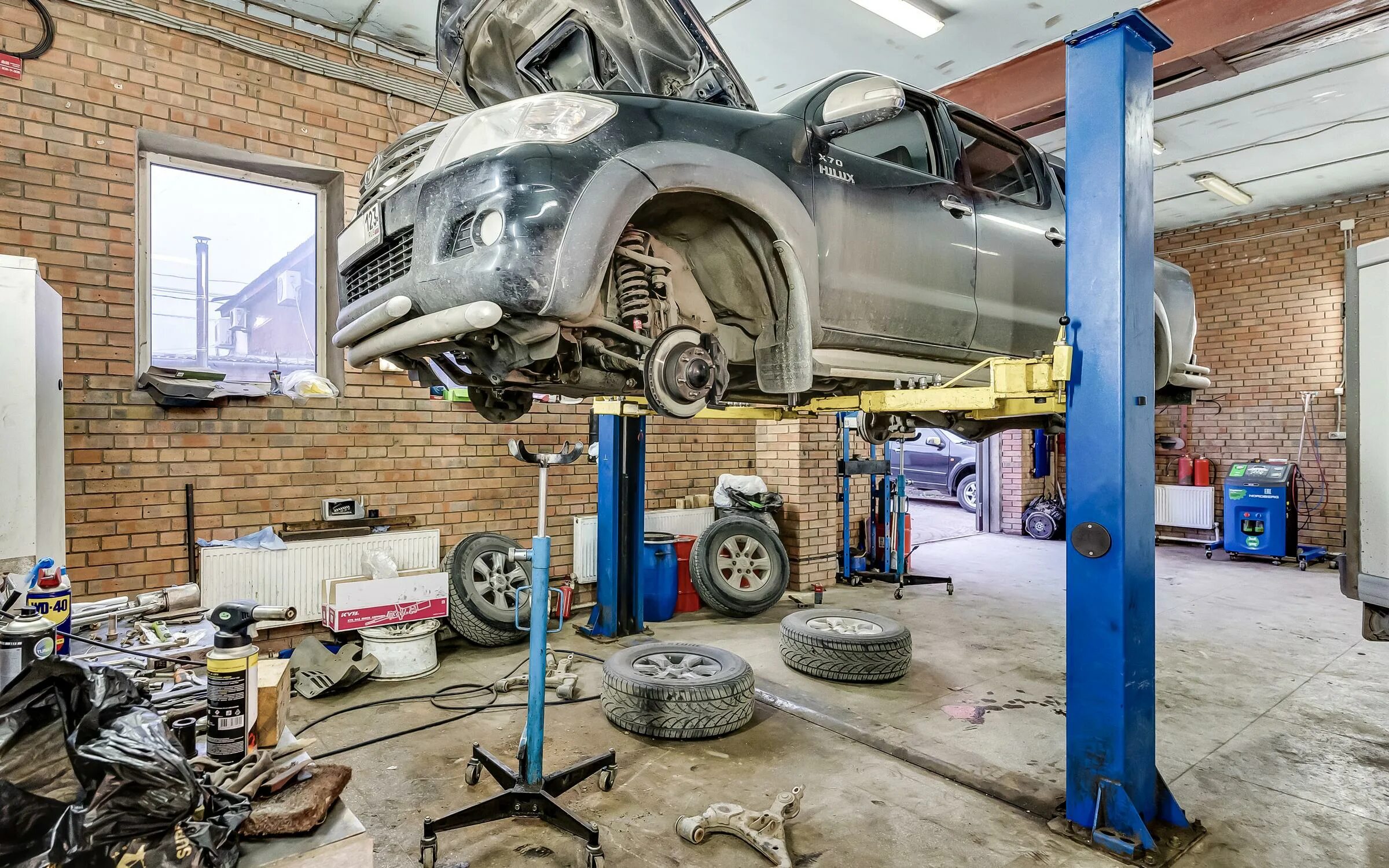 Техобслуживание автомобиля. Автомеханик и автомобиль. Автомобиль в сервисе. Развал схождение. Техника безопасности автомеханика.