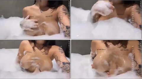 La Japonaise du Nord-Est exhibe ses seins pulpeux dans le bain moussant. 