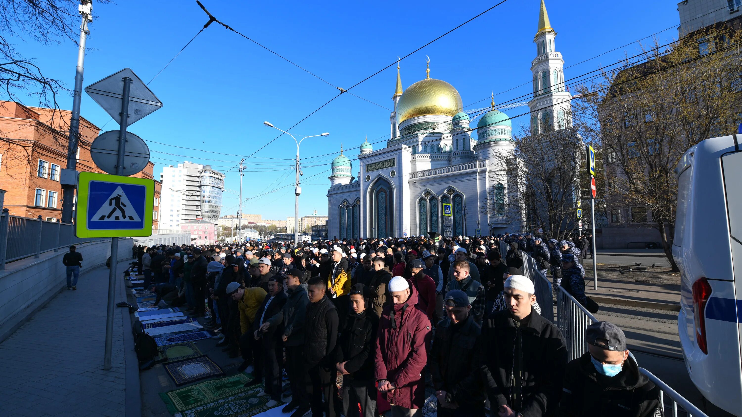 Ураза город. Ураза-байрам 2023 Московская Соборная мечеть. Ураза байрам Московская Соборная мечеть. Рамадан Соборная мечеть Москвы. Имам Соборной мечети в Москве.