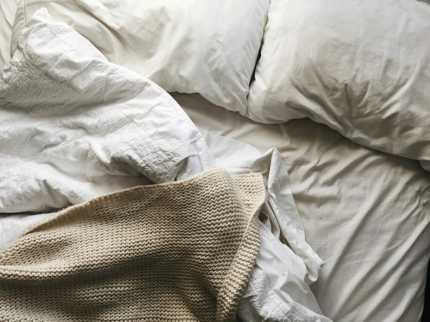 Стираете ли новое постельное белье. Грязное одеяло. Рваное одеяло. Старые одеяла. Грязное постельное белье.