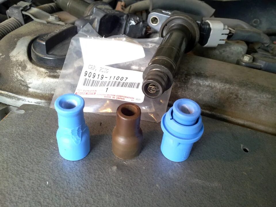 Наконечники катушек зажигания пежо. Как поменять наконечники катушек. Наконечник катушки зажигания паджеро 4 3. Как поменять наконечники катушек. D-00q0g наконечник катушки зажигания.