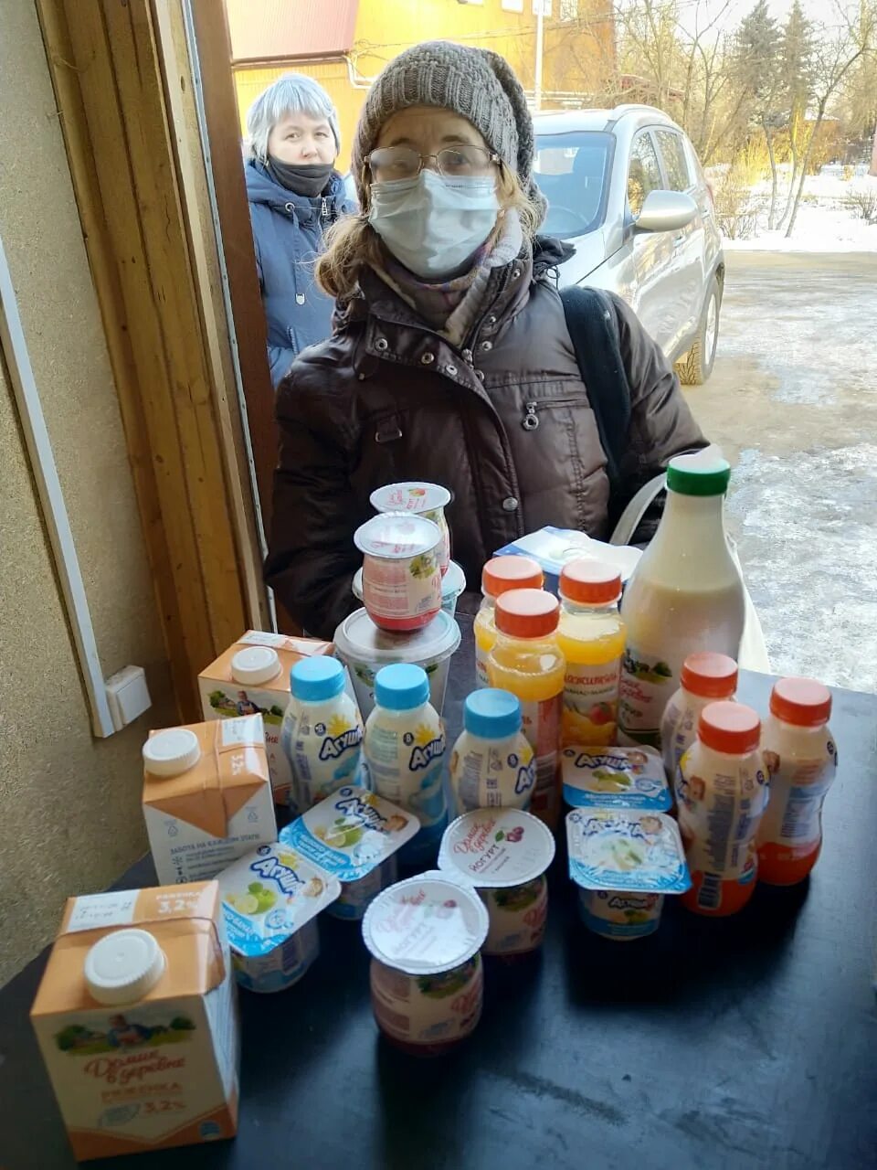 Помощь нуждающимся многодетным семьям. Адресная помощь нуждающимся. молочная продукция многодетной семье от церкви. сладкий набор для бомжей и многодетных в детские дома. помощь многодетным семьям медали.