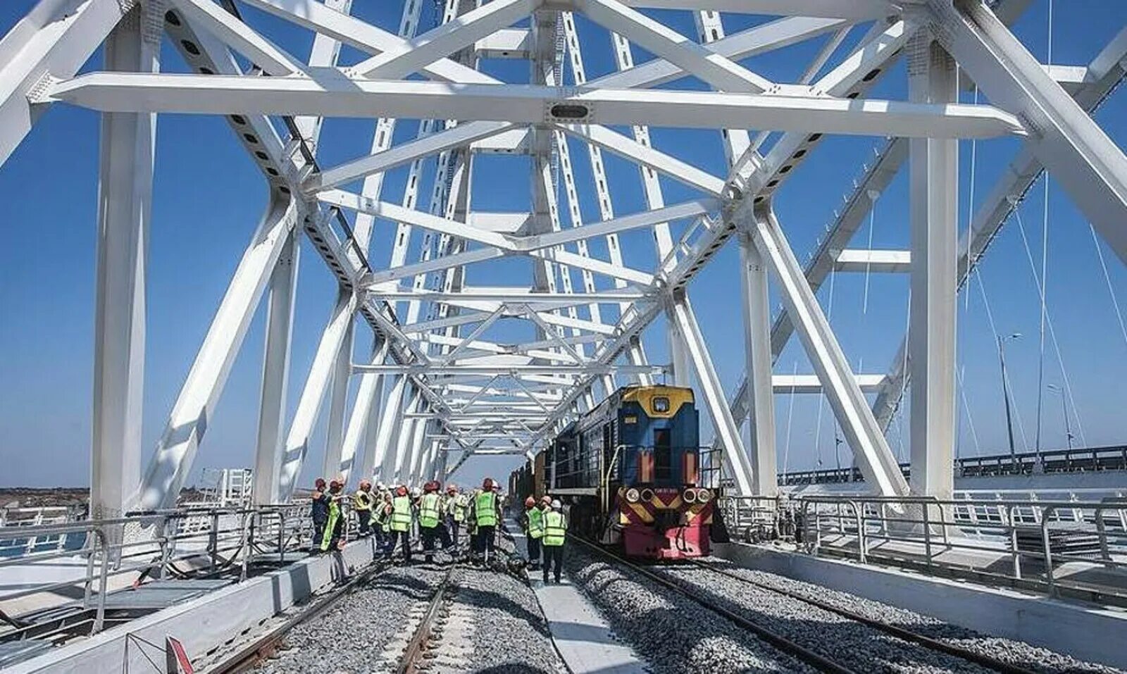 Крымский мост сегодня в реальном времени. Крымский мост железная дорога. крымский мост 2019. крымский мост керченский пролив. жд арка крымского моста.