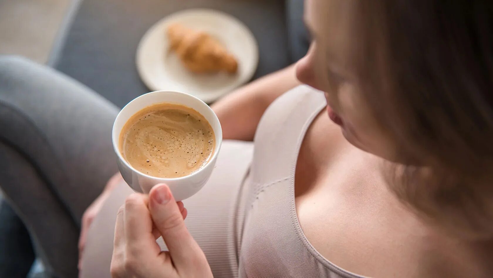 можно пить кофе на ночь с молоком. чашка кофе с молоком. цикорий перед сном. пить кофе перед сном. можно пить кофе на ночь с молоком.