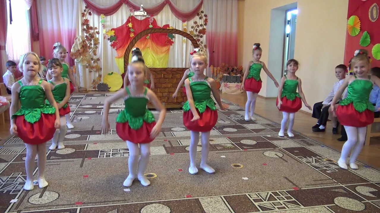 Детский садик танец. Танцы в детском саду. Садик Ягодка. Танцы в средней группе детского сада. Танец ягодки.