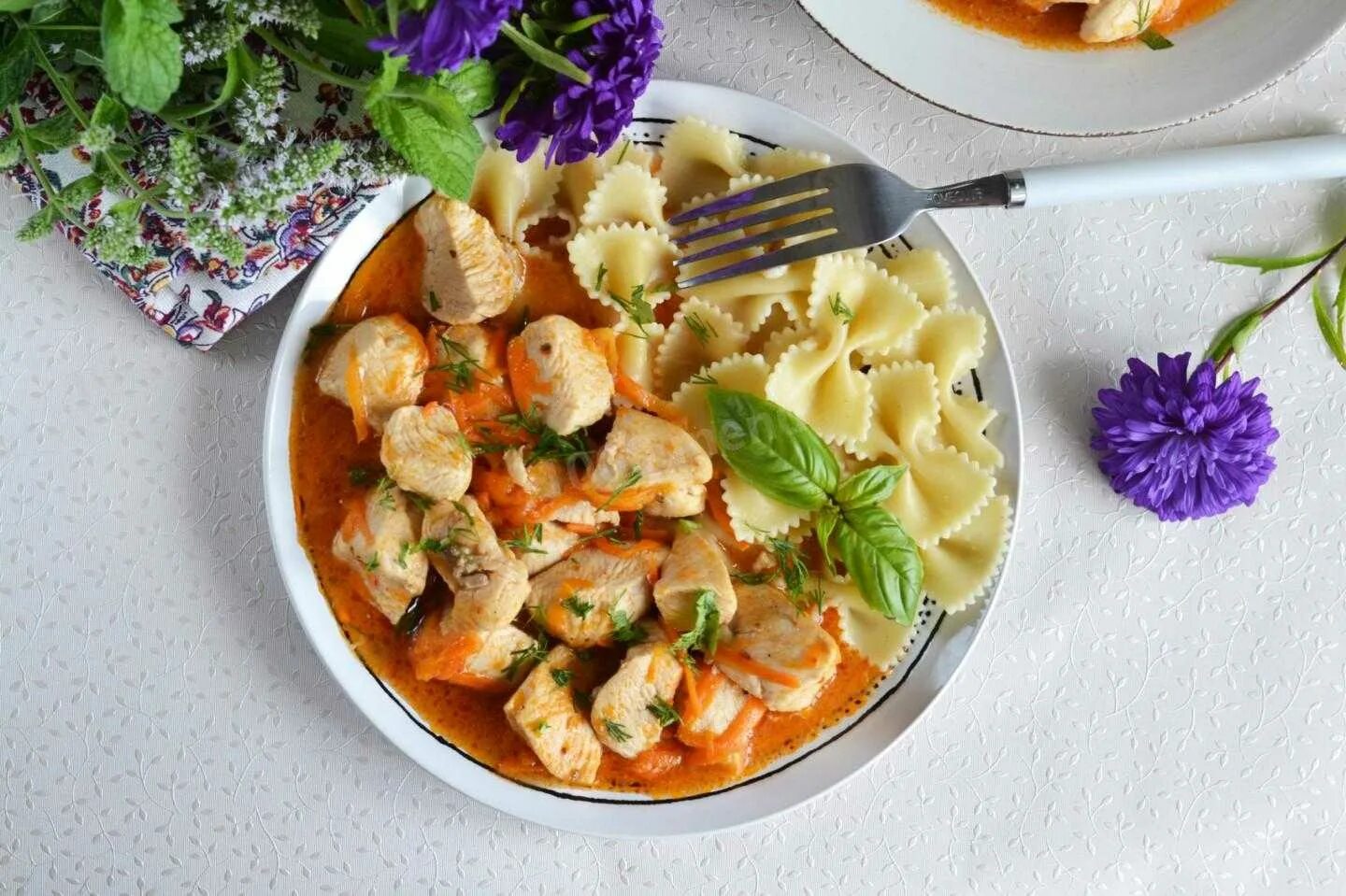 Гуляш из филе курицы с подливкой. Гуляш из курицы. гуляш из куриной грудки. гуляш с куриной грудкой. гуляш из куриной грудки с подливкой.
