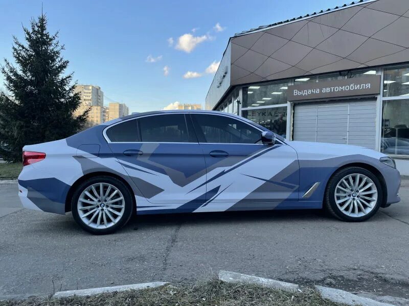 Пленка камуфляж оклейка. G05 BMW камуфляж. Оклейка BMW камуфляж. Оклейка авто пленкой камуфляж. Городской камуфляж на авто.