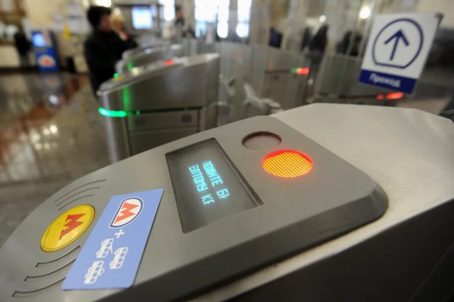 Как оплачивать проезд в метро санкт петербурга. Турникеты в метро спб. турникеты в московском метро. турникет в метро для оплаты картой. оплата картой в метро.