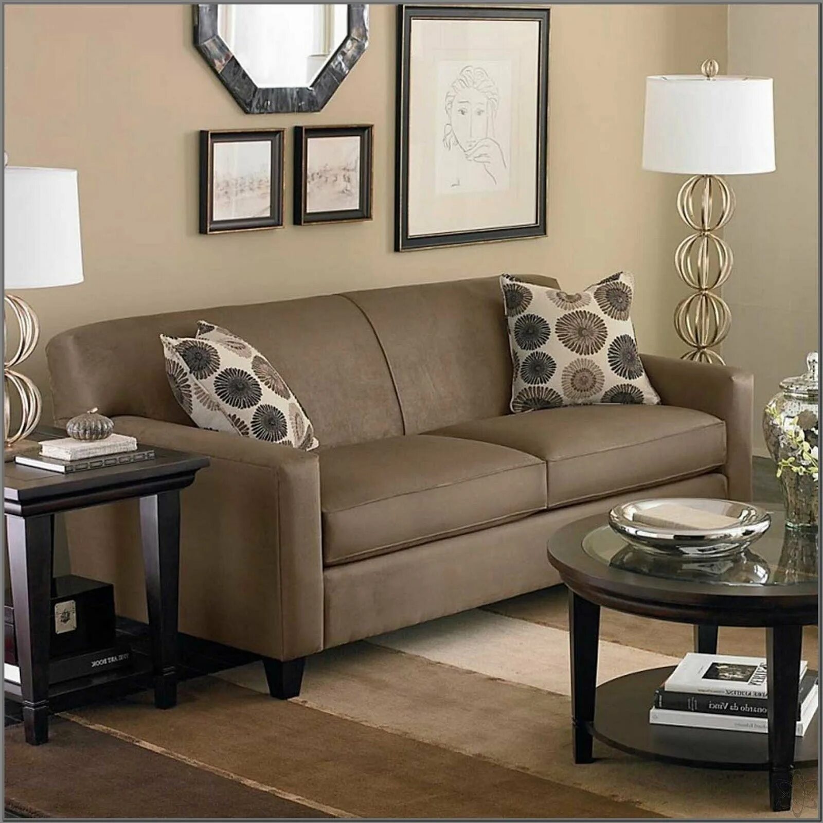 Обои коричневому дивану. Диван коричневый с бежевым. Диван в интерьере гостиной. Светло коричневый диван. Кофейный диван в интерьере.