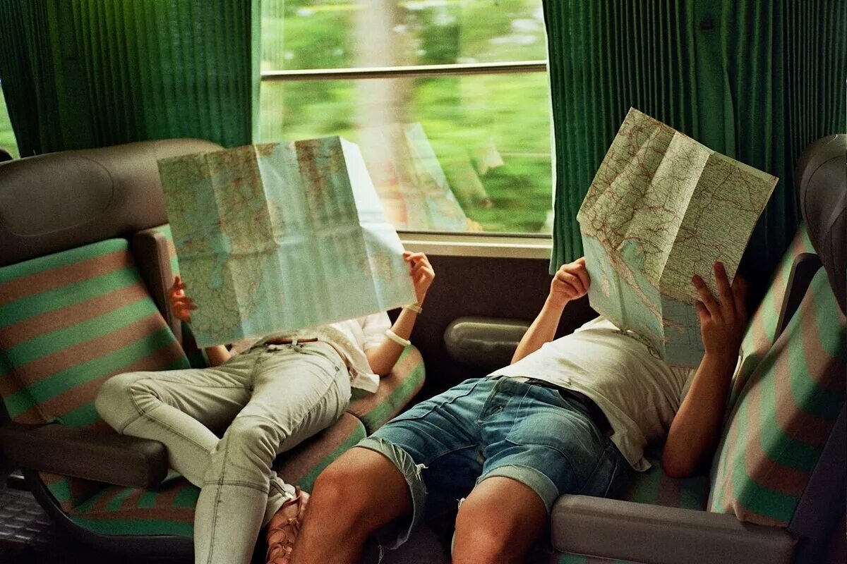 Время проведенное с книгой. Путешествие с любимым человеком. Мужчина и женщина в поезде. Чтение это путешествие. Парень и девушка читают книгу.