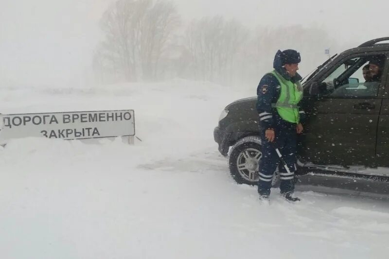 Узнать закрыта трасса. Дорогу перекрыли метель. дорога закрыта зимой. в связи с погодными условиями на дороге. проезд закрыт метель.