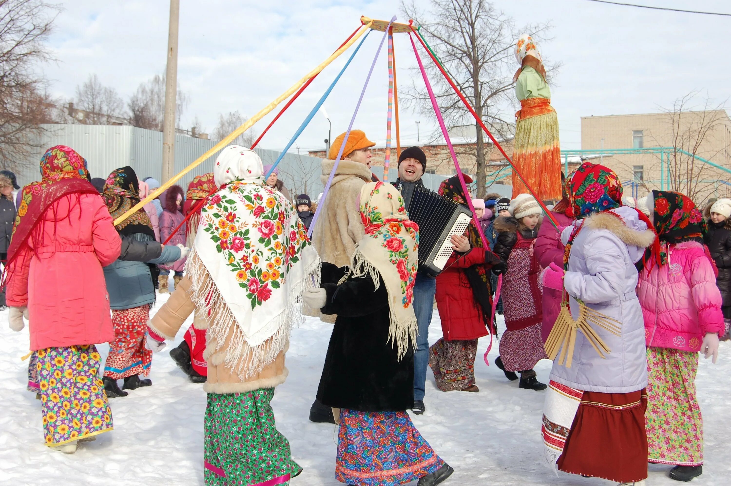 Традиции масленицы в россии для детей. Народное гуляние. Праздничные народные гулянья. Народные гуляния на Масленицу. Масленица фольклорный праздник.