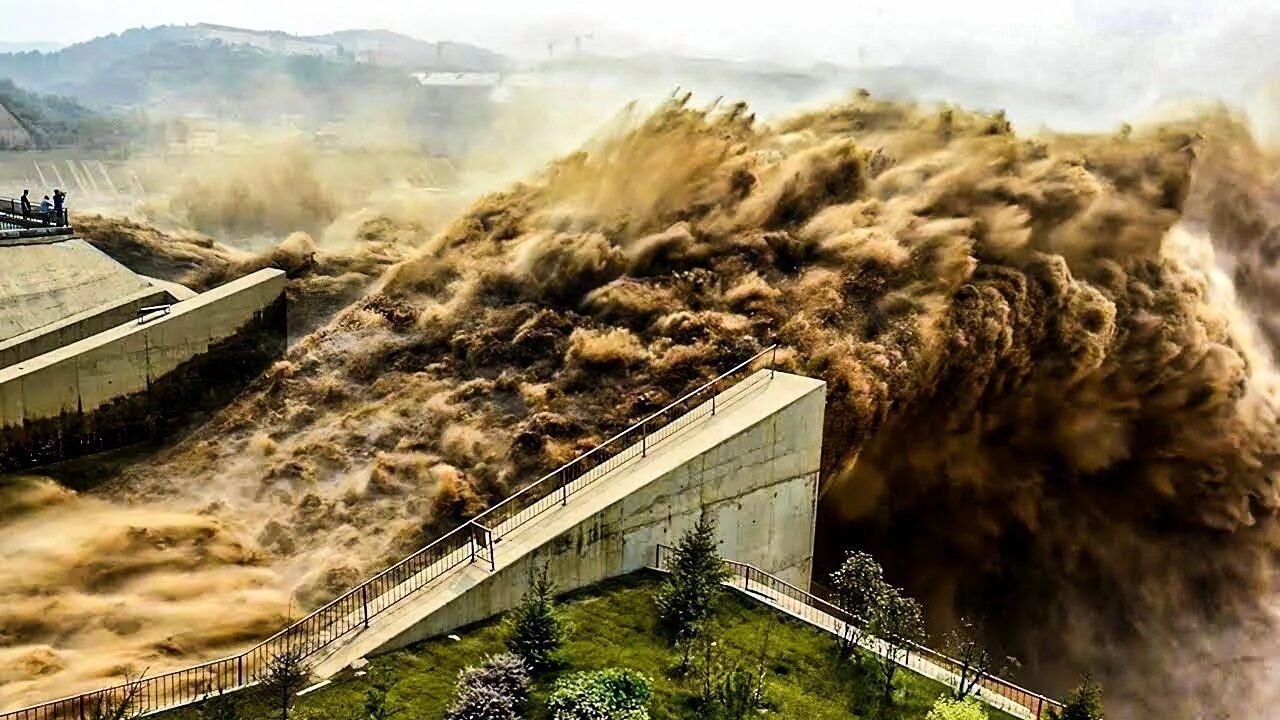 Прорыв дамбы Хуанхэ. ГЭС Хуанхэ. Прорыв плотины строящейся ГЭС "кыадат". Хуанхэ прорыв плотины 2018.