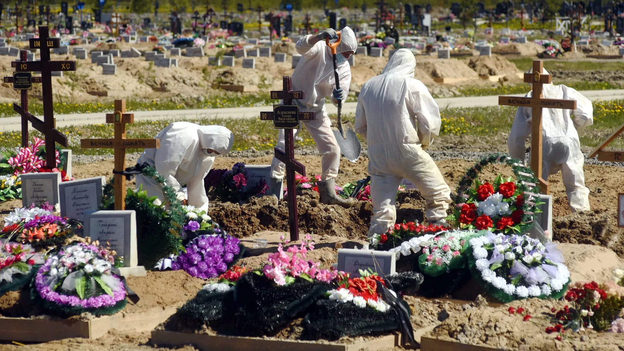 8 умерших в россии. Кладбище коронавирусных в России.