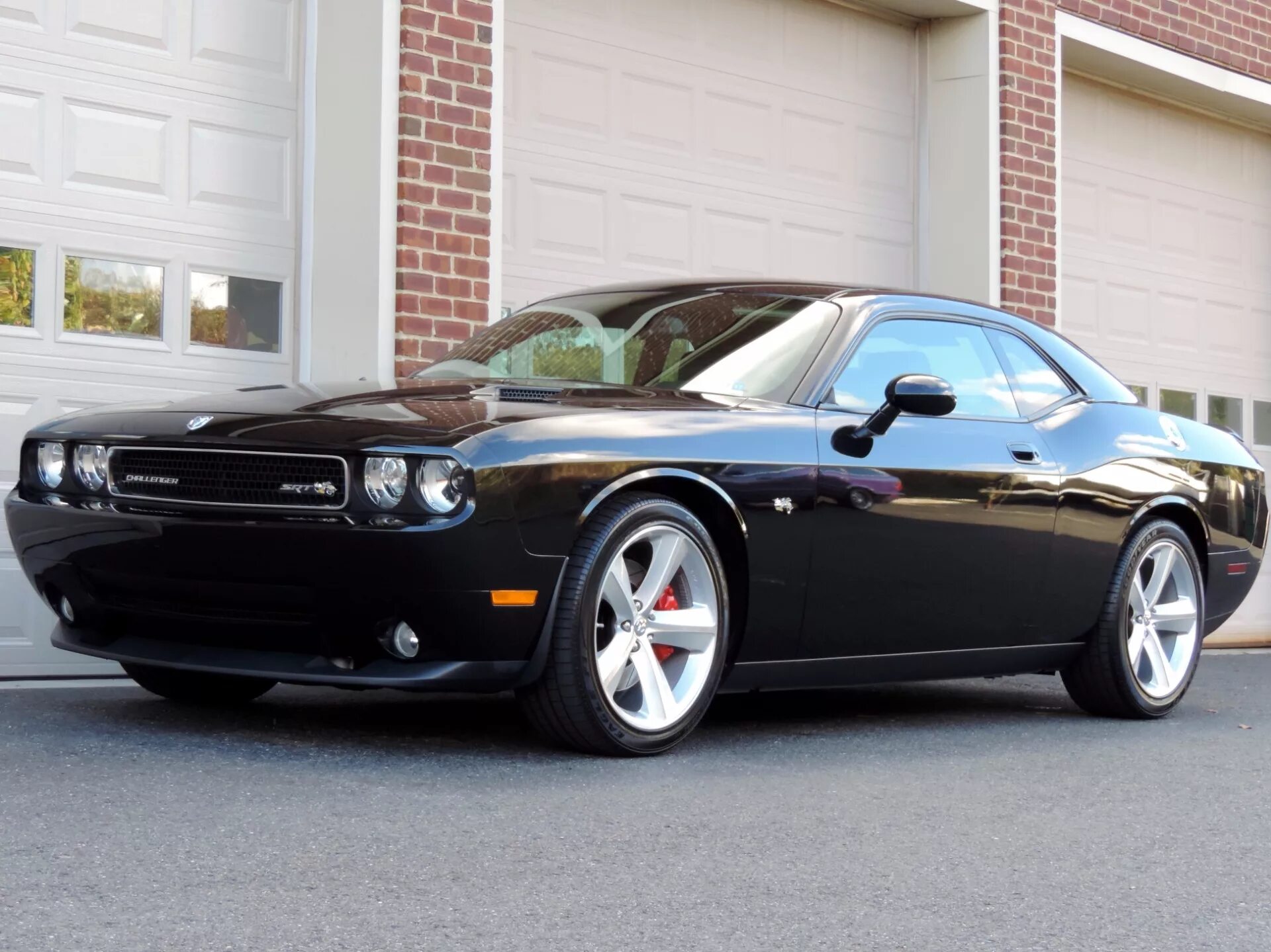Диски челленджер. Dodge challenger 2009. додж челленджер 2009. машина додж челленджер 2001. двухдверный dodge challenger.