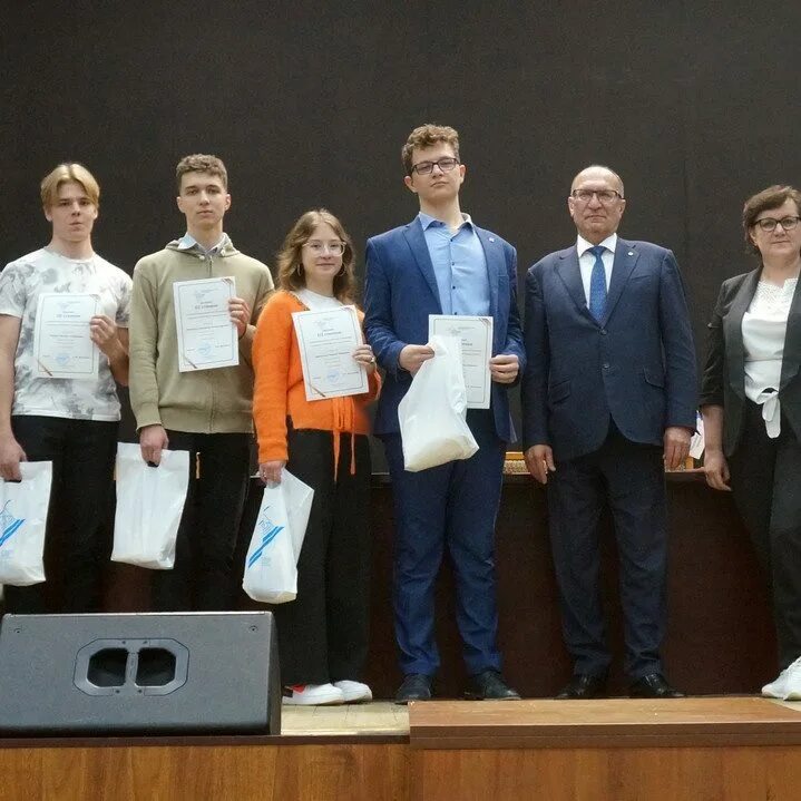 Лекционный зал мгу. Политех родителям. Томский политехнический университет общежития фото отзывы. Абитуриент с родителями. Аудитория 1806 мгу.