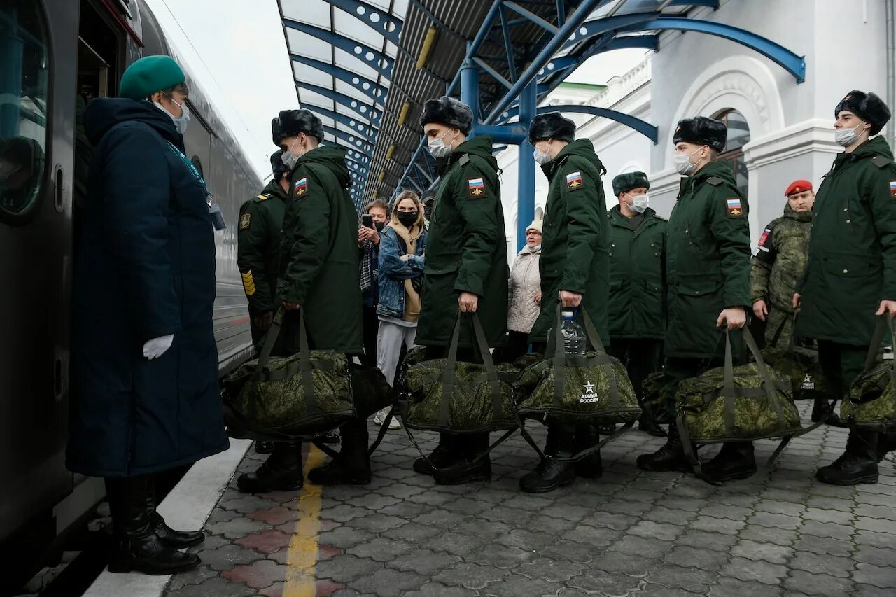 Весенний призыв. Призыв в армию. Армия призывники. Новобранцы на вокзале.