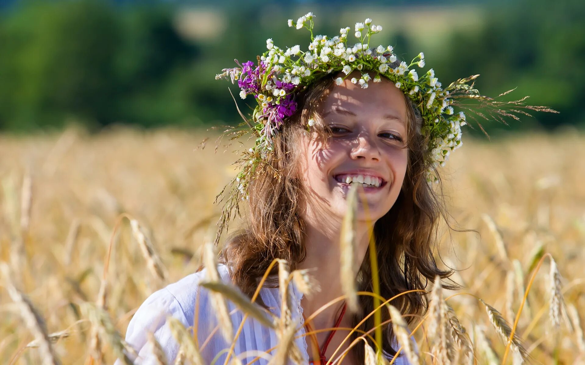 Девушка в венке из полевых цветов. Фотосессия в поле. Славянские девушки. Девочка лето.