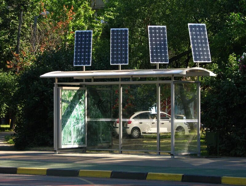 Остановиться х. Автобусная остановка с солнечными батареями. Остановка с солнечной батареей. Остановка с солнечными панелями. Необычные автобусные остановки.