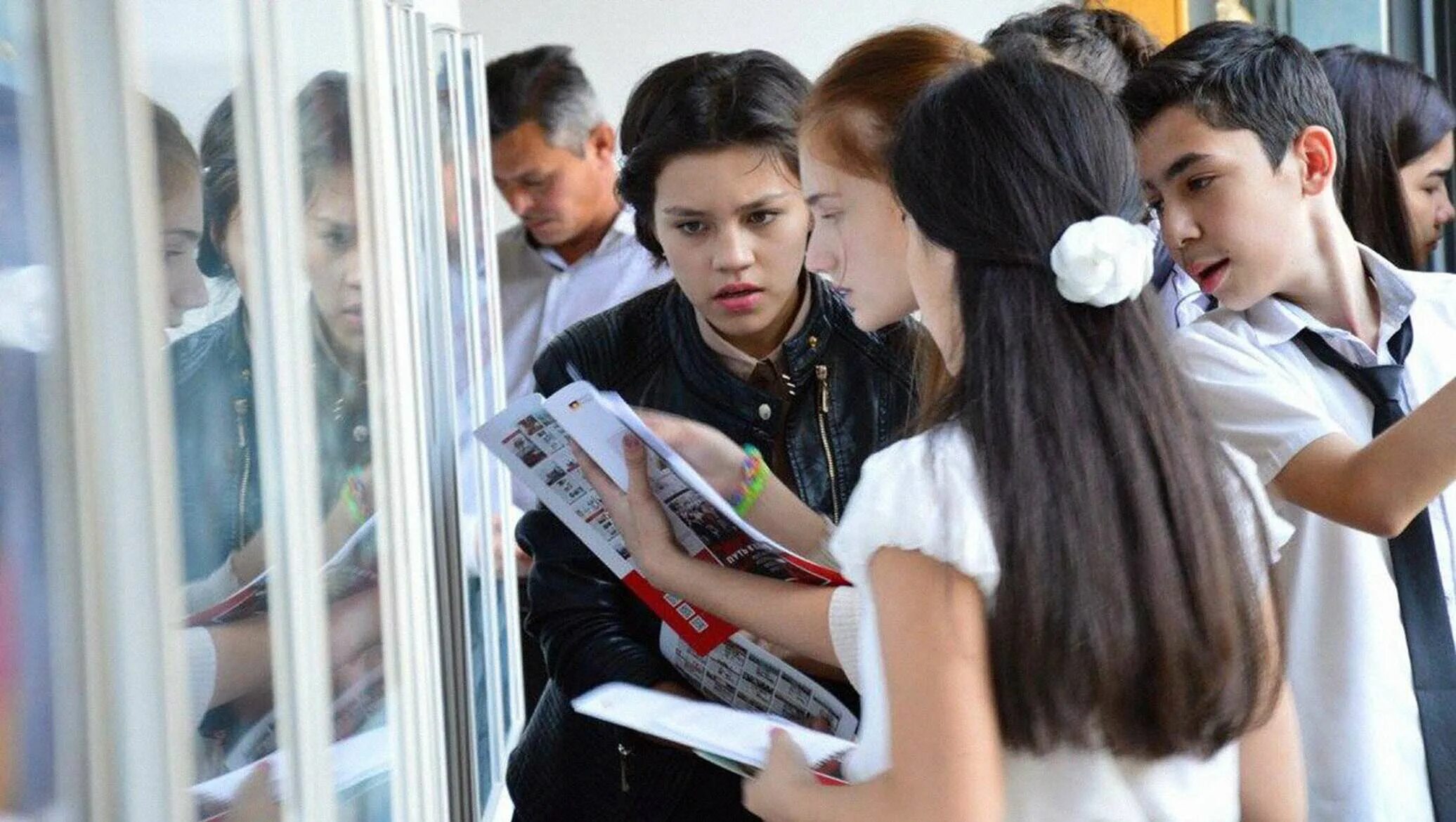 Student jizpi uz. Школьники Узбекистана. Образование в Узбекистане. Узбекские дети в школе. Узбекская школа в России.