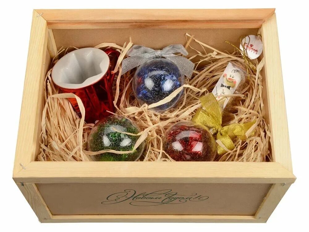 новогодние корпоративные подарки. коробки с подарками под елку. ящик для хранения новогодних игрушек. новогодний котик в коробке. коробка с зелеными и красными мячами.