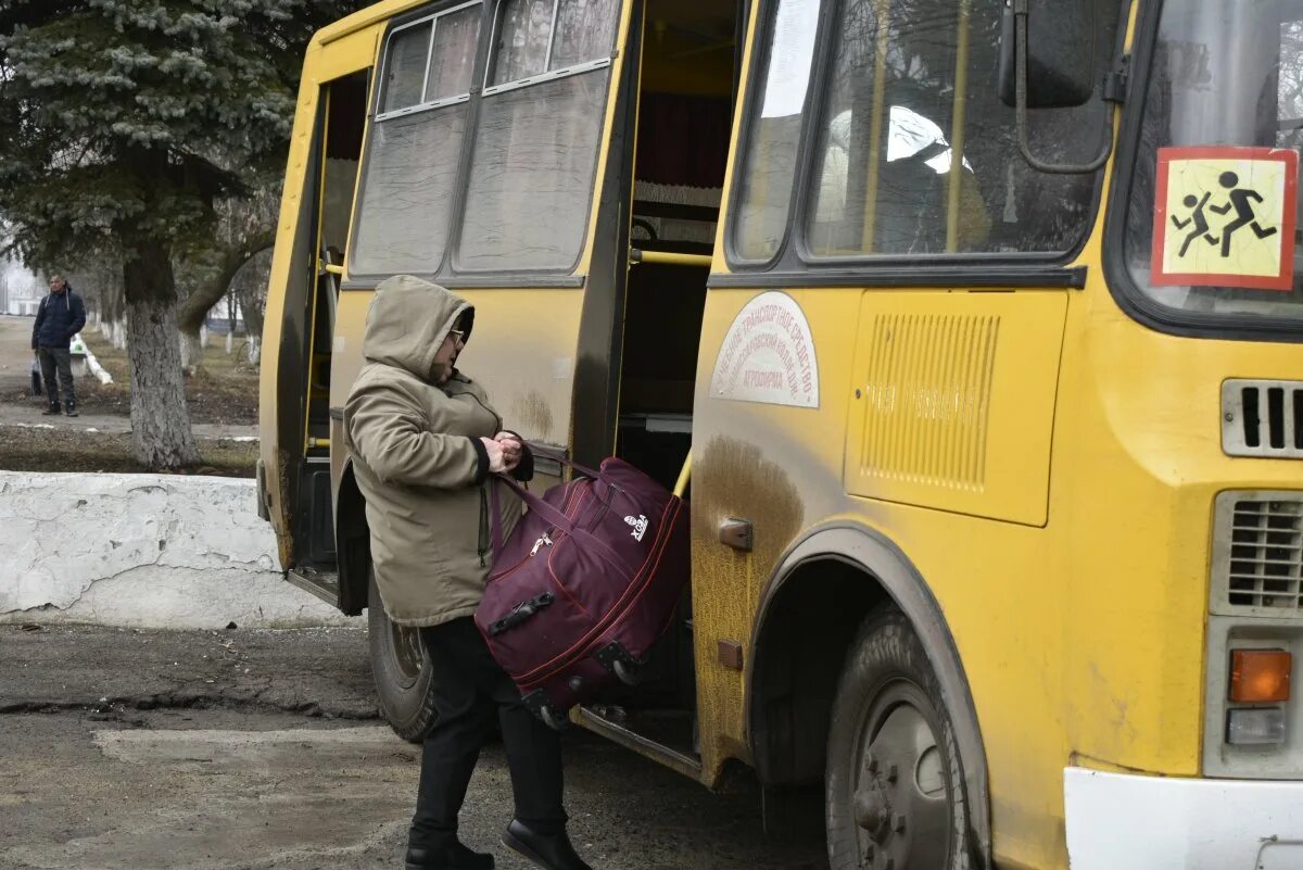 Ждать следующего автобуса. Эвакуация автобуса. Эвакуации.