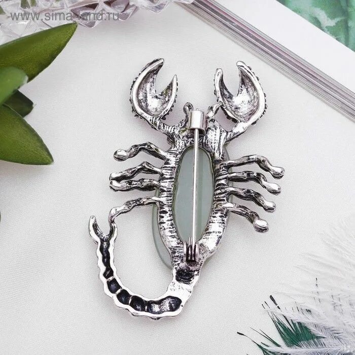 Нефрит для скорпиона. Украшения из нефрита в серебре. Зеленый нефрит он лечебный. Скорпион из нефрита. Зеленый скорпион.