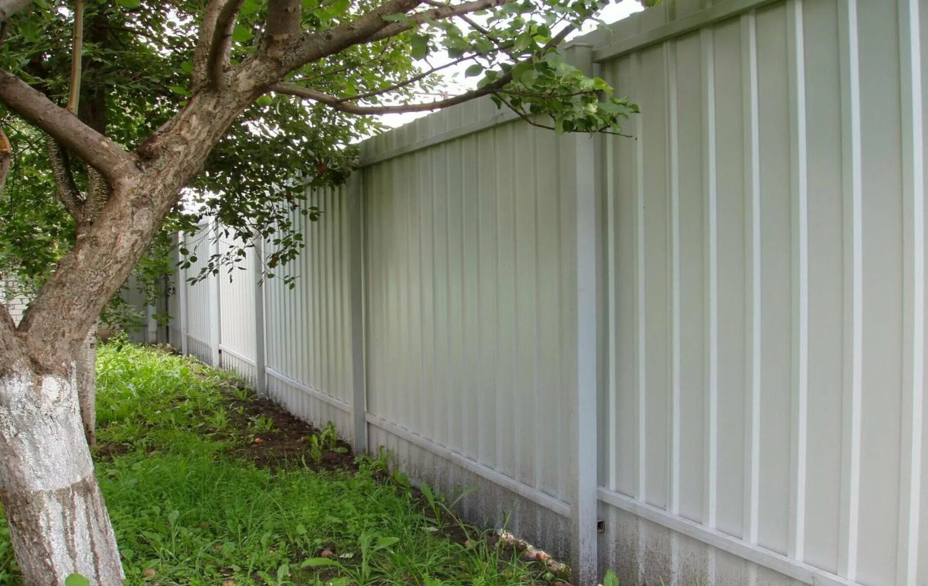 Забор из профлиста на даче. Забор из профлиста на даче. Заборы на дачный участках из профнастила. Дачный забор профнастил. Ворота эстет 2,0х3,6 ral 6005.