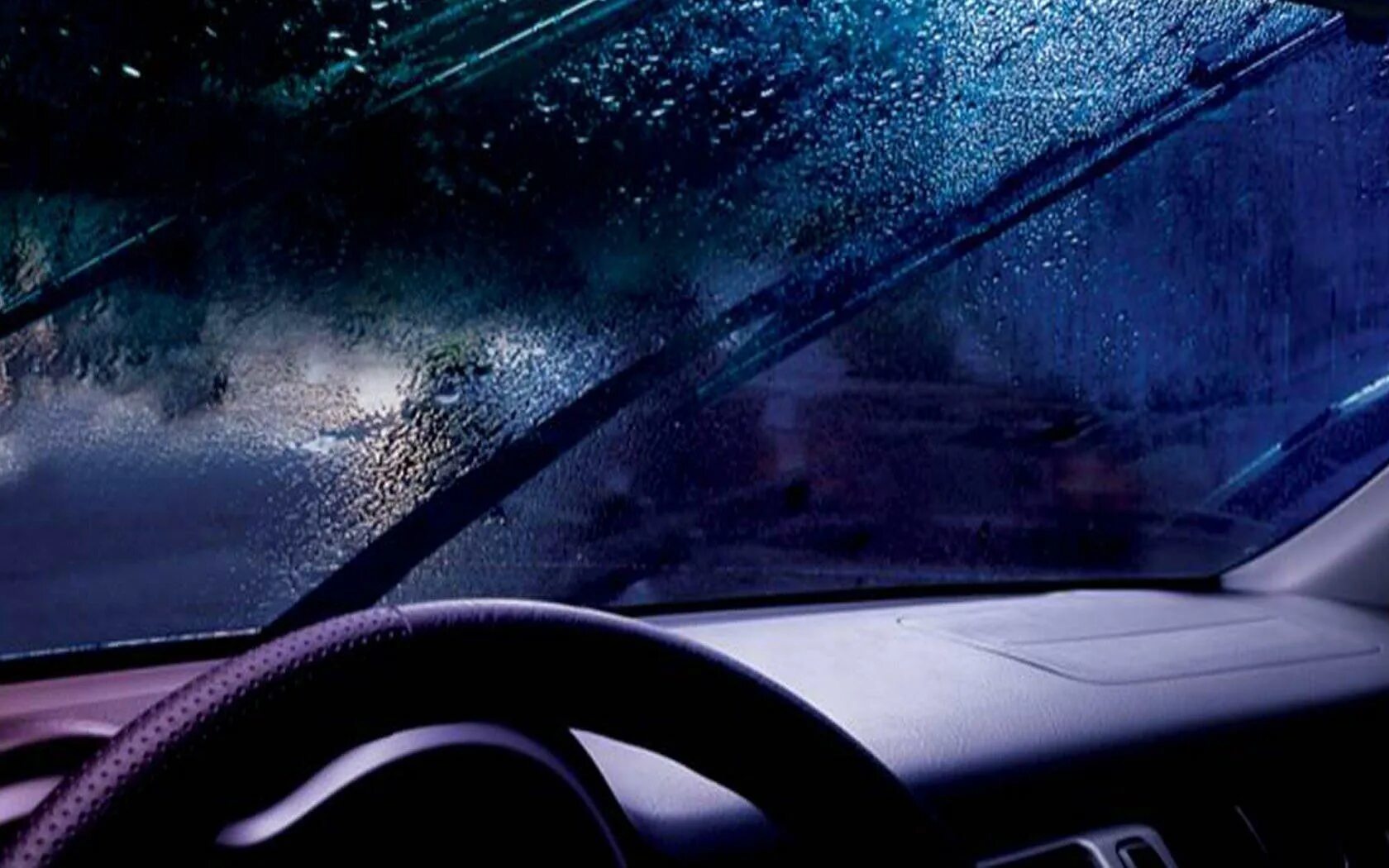Машина запотевает в дождь. Лобовое окно машины. Машина без лобового стекла. Запотевшее стекло автомобиля. Вид из лобового стекла машины.