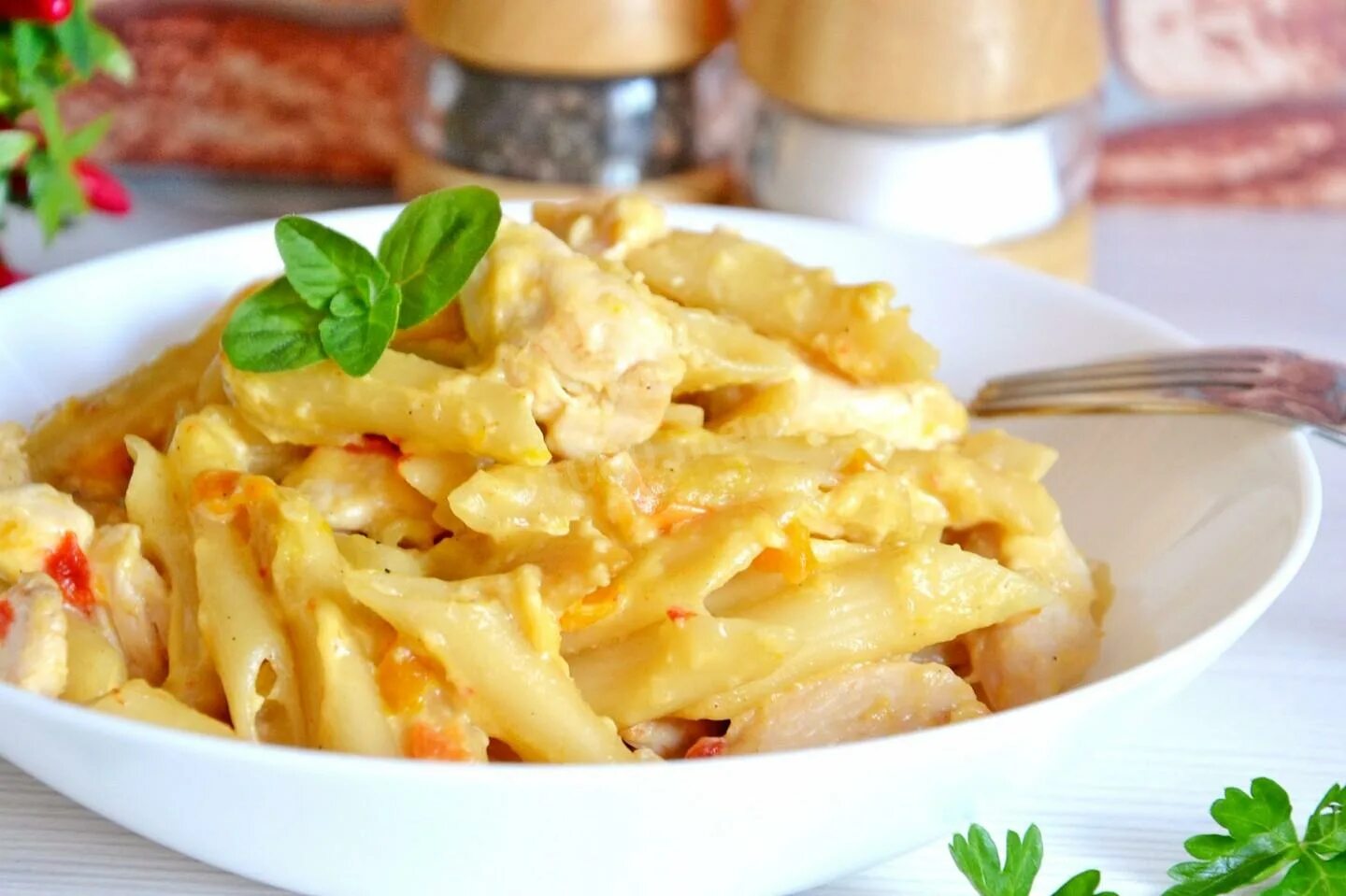 Макароны с куриным филе. Паста пенне с курицей. макароны &quot;пенне&quot; с курицей по-мексикански. паста пенне с курицей в сливочном соусе. паста арабьята с фетучини.