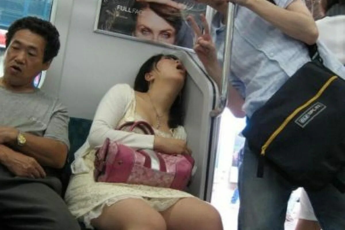 Спящий человек в автобусе. Хочется спать в автобусе. Спящий человек в автобусе. Хочется спать в автобусе. Хочется спать в автобусе.