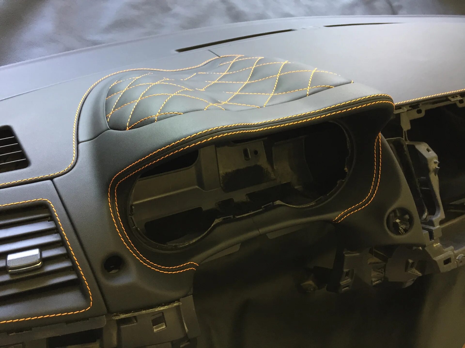 экокожа nappa. обтяжка торпеды мерседес 210. кожаная панель автомобиля. алькантара обтяжка торпедо. перетяжка панели авто.