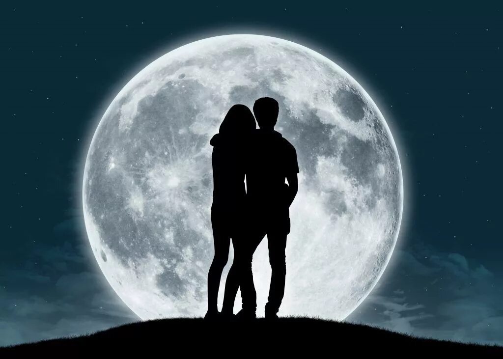 Мун любовь. Луна и влюбленные. Влюбленная пара на фоне Луны. Парень и девушка на Луне. Парень с девушкой на фоне Луны.