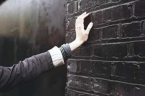Рука по стене. Проводит рукой по стене. Человек прикладывает руку к стене.