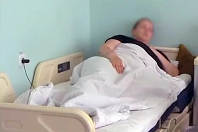 Узнать в какой больнице человек в москве. Папа в больнице лежит. Люди которые лежат в больнице.