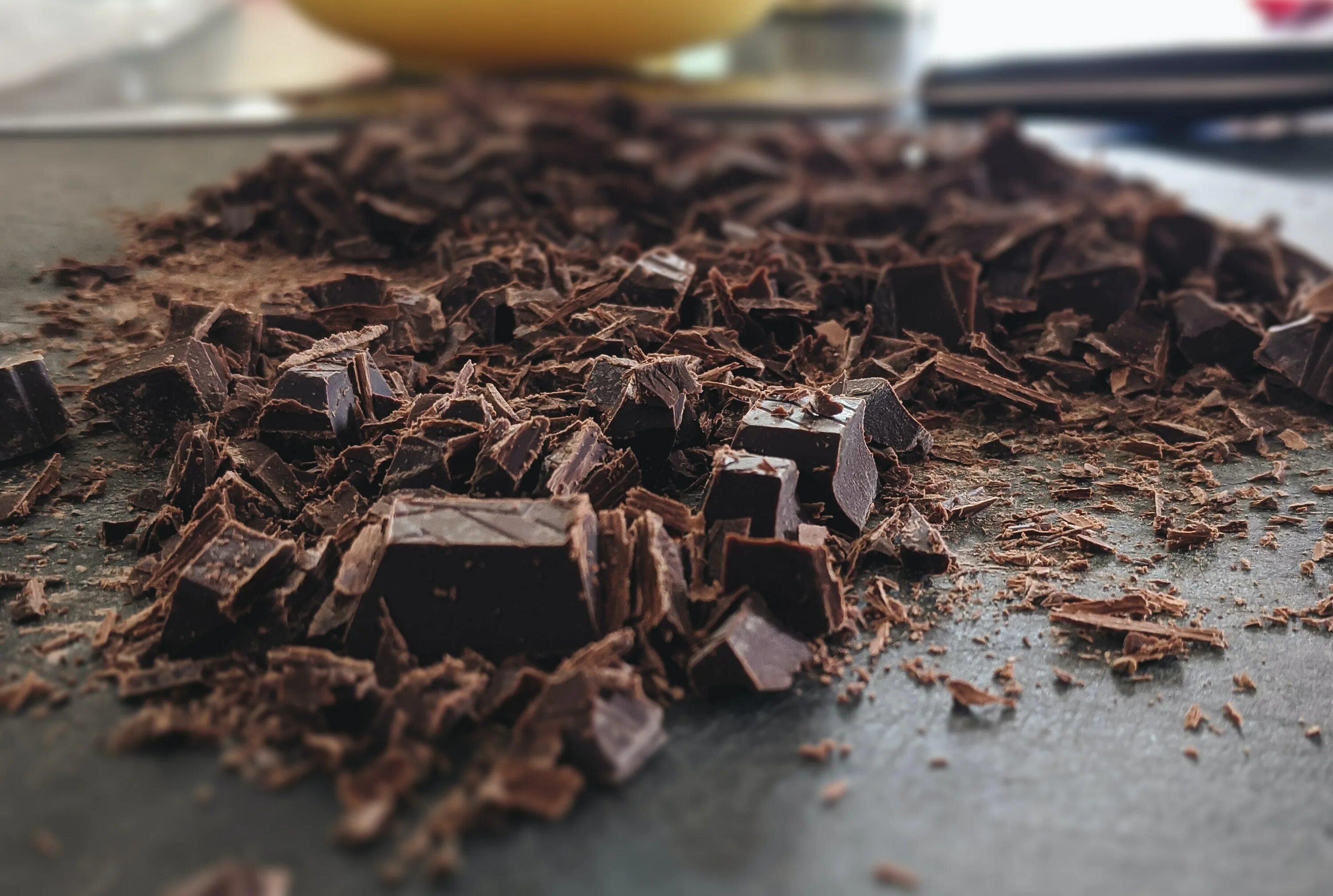 Шоколад подорожает. Шоколад. Кусочки шоколада. Шоколад Lee. Какао железо.